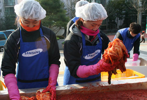 선수단, 파트너사와 함께 사랑나눔 김장축제 참가