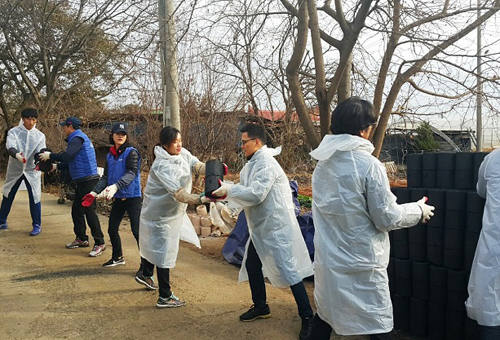 선수단, 파트너사와 함께 사랑의 연탄배달