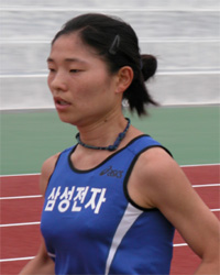■ 자신의 장점은?<br>달릴 수 있는 한계를 정하지 않는 것을 제일 먼저 말씀드릴 수 있습니다. 또한 긍정적으로 사고하는 것도 장점이라고 할 수 있을 것 같습니다. 많은 슬럼프가 있었지만 이런 마인드 덕분에 잘 극복할 수 있었던 것 같습니다.<br><br>■ 자신이 생각하는 라이벌은? <br>많은 강점을 갖고 있는 일본 선수들입니다. 실력차이도 많이 나고 여러 가지 면에서 아직은 제가 부족한 점이 많지만 일본선수들의 강점 또한 잘 알기에 열심히 노력하려 합니다. 일본 선수들은 매우 적극적이고 능동적입니다. 훈련하는 모습도 그렇고 자기자신을 매우 잘 절제하고 다스리는 모습은 많이 배워야 하는 점이지요. 또한 이미 실력이 세계적인 수준이기 때문에 심리적으로 매우 안정됐습니다. 저 또한 열심히 노력하여 좋은 선수로 성장하려면 가까운 일본에서 해답을 찾아야 할 것 같습니다.<br>   <br>■ 지금 상황에서의 최대 목표는 ?<br>제가 운동을 시작하면서 항상 생각한 것은 올림픽무대였습니다. 선수라면 누구나가 꿈꾸는 곳이지요! 저 또한 제 인생의 최대 꿈인 올림픽을 꿈꾸고 있습니다. 현재 제 최고기록으로는 무리가 있지만 내년 봄 대회까지 최선을 다해 아테네올림픽(2004)대표로 선발이 되고(선발기록 2시간 33분) 올림픽 무대에서 후회없이 달려 보고 싶습니다. 관련사진