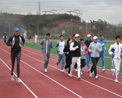 - 한국의 경보가 한 단계 발전하고 세계적인 수준이 되려면?<br>가장 중요한 것은 다름 아닌 폼(FORM)이다. 어떤 스포츠 종목에서도 폼이 중요 하지만 경보에서의 폼은 생명이다. 그 자체가 실력이고 그 것이 부족하다면 의미가 없는 종목이기 때문이다. 장래성 있는 선수가 많으니 훌륭한 지도자가 필요하다고 생각한다.<br><br>- 지난 파리세계육상선수권대회 경보경기에서 한국 대표 2인이 모두 실격을 당했다. 그리고 시드니올림픽,에드먼튼 세계육상선수권 등에서 판정에 대한 시비가 계속 있어 왔다. 이 점에 대한 견해는?<br>전국체전 경기를 보면서 느낀 점은 한국의 심판들이 보다 엄정하게 판정을 해야 한다는 것이다. 경보를 하지 않고 조깅을 하는 선수가 계속 선두권에서 경기를 하도록 하는 것은 문제다. 판정에 대해서 국제 심판들은 엄격한 룰을 적용하며 공정하게 심판을 본다고 생각한다. 물론 선수본인이나 코치가 종종 판정 결과에 항의를 하는 경우가 있는데 냉정한 판단을 해야 한다. 특히 국제대회에서 3파울로 실격당했다는 이야기는 각각 다른 나라의 심판 3명이 파울을 주었다는 것을 의미하므로 분명히 문제가 있는 선수임을 의미한다. <br><br>일례로 내가 심판을 본 실내육상 3000m 경보경기에서 실격당한 터키선수의 코치가 강하게 항의를 해서  "선수가 실격을 당했지만 그가 실격을 당하도록 지도한 당신도 실격감이다" 라고 이야기 한 적이 있다. 선수의 자세가 잘못 되었다면 그것을 겸허히 받아들이는 것은 코치의 몫이다. <br><br>- 보단씨의 경보경력은?<br>고등학교까지 다양한 스포츠를 경험했고 우연히 신문에서 경보에 대한 기사를 보았는데, 관심을 끄는 대목이 있어서 육상연맹에 문의했고 클럽의 추천을 받아 직접 찾아가 시작하게 됐다. 처음에는 흥미가 있어서 시작했는데 그렇게 힘든 운동인 줄은 몰랐다. 한 번 시작하면 끝을 보는 성격이어서 불과 1년만에 국가대표가 되었다. 스스로 자신에게 늘 엄격하게 연습해야 한다고 생각해 왔으며 국가대표가 된 이후에도 최소한 우승하거나 자기 기록을 갱신하는 것을 목표로 했다. <br> <br>이제는 경보가 생활이므로 지금도 Masters 대회나 아마추어 대회에 참가하곤 한다. 가끔은 마라톤대회(10km,하프)에 나가서 경보로 마라톤 선수들을 추월하기도 한다.  이는 선수들에게도 추천하고 싶은 훈련방법이다. <br><br>[보단 브라코프스키]<br>선수경력 : 80년 모스크바 올림픽 20kmW 7위 (1:28:36)<br>최고기록 : 20kmW - 1:22:45<br>           50kmW - 3:54:03<br>주요경력 : 1988 ~ 1990 폴란드 국가대표 코치<br>           1993 ~ 1995 국제훈련 프로그램 참가(미국)<br>           1995 ~ 1997 미국육상우수선수를 위한 센타 코치<br>           1997 ~ 현재 : 전 세계적으로 많은 국가에서 지도자 생활을 하고 있다. 관련사진