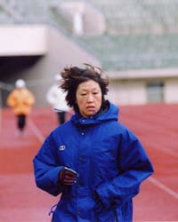 운동에 임하는 자세는 시간과 훈련만이 다가 아닙니다. 절제된 식사량과 휴식을 위한 시간들은 다음의 훈련이나 대회에 임할 시 매우 중요함을 알아야 합니다. 그리고 평소의 몸 관리에도 게을리 해서는 안될 것입니다. 또한 뚜렷한 목표와 도전의식이 중요하다고 생각되며, 목표달성을 위해 뭘 해야 하는지 자신이 생각하고 행동해야 합니다. 관련사진