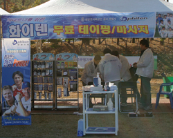 다른종목의 스포츠도 마찬가지이겠지만 육상이라는 운동은 과학적인 시스템이 매우 중요하다 생각합니다. 선수개인의 신체관리와, 다양한 훈련프로그램 그리고 그것을 뒷받침 해주기 위한 주위환경과 투자 이 3박자가 결국에는 좋은 기록으로 이어진다 생각합니다.<br><br>서로 절차탁마하면서 양국의 좋은 부분을 공유하며 경기력을 향상시켜 한국과 일본 모두 육상강국이 되었으면 하는 바램입니다. 물론 가장 중요한 것은 육상에 대한 국민들의 관심과 지식이 높아져야 할 것입니다.<br><br>#.사진설명: 2006년 삼성전자육상단이 주최한 마라토니아데이 행사장에 설치한 화이텐코리아의 홍보부스 관련사진