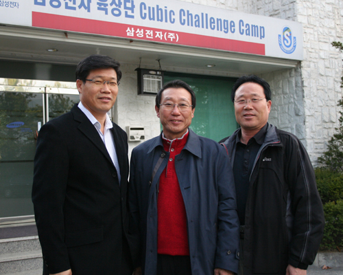 먼저 선수들에게 부탁하고 싶은 말은 지도자를 믿고 무조건 따르는 마음자세를 가져야 한다는 것입니다. 어느 종목을 막론하고 세계를 제패한 선수들의 성장과정을 보면 힘든 고통의 시절이 있었고, 그 고통을 이겨내는 데는 지도자들의 굳건한 지도철학이 있었습니다. 작은 성공이나 실패에 일희일비하지 않고 꾸준히 자기의 역할에 충실하다보면 어느새 큰 성공을 거둔 자신을 발견할 수 있을 것입니다.<br><br>많은 분들이 육상이 재미없는 스포츠라는 생각을 많이 갖고 계신데 결코 그렇지 않습니다. 육상이야 말로 누구나 손쉽게 할 수 있고, 건강을 위해 가장 좋은 운동이라고 할 수 있습니다. 육체를 건강하게 만드는 운동과 정신을 풍요롭게 하는 사색을 함께 할 수 있는 매력적인 스포츠가 바로 경보와 마라톤입니다. 큰 마음을 먹고 운동을 시작할 필요는 없습니다. 오늘이라도 바로 내 집 근처에서 가벼운 차림으로 운동을 시작해 보십시오.<br><br>#. 사진설명 : 삼성전자 육상단 임상규 감독(오른쪽), 오인환 감독과 함께 선수단 숙소 앞에서 포즈를 취한 전두안 심판(가운데) 관련사진