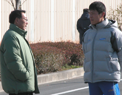 #. 사진설명 : 국제대회에 출전해 훈련하고 있는 박칠성 선수에게 조언을 하고 있는 모습.<br><br>모든 경기가 마찬가지겠지만 특히 경보 심판은 경기가 공정하게 진행되고 선수들이 올바른 경보자세를 유지하며 무사히 레이스를 마칠 수 있도록 도와주는 도우미라고 생각합니다. 경고를 3번 받으면 실격되는 경보의 특성상 선수들의 경기력은 심판들의 경기운영에 따라 크게 좌우되기 때문에 심판은 