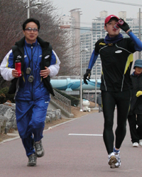 무작정 50km 종목에 도전해선 안됩니다. 우선 20km에서 어느 정도 내공을 쌓아 수준을 향상시킨 뒤에 시작하는 것이 좋습니다. 스피드가 있어야 세계대회에 나가서 입상권에 들 수가 있습니다. 그리고 거리에 대한 두려움을 버리고 긴 기간 동안 훈련을 지속하며 경기를 준비해야 합니다. 보통 선수들은 3~4개월 정도 훈련하며 몸을 만들겠다는 생각이 많은데, 그 정도의 훈련기간으론 부족하다고 생각합니다.<br><br>#. 사진설명 : 1월 동계전지훈련지인 부산에서 훈련중 이민호 코치가 주는 음료를 마시고 있는 김동영 선수. 관련사진