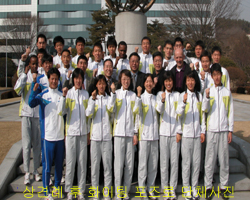 ☞ 육상은 반도체와 흡사한 점이 참 많습니다.
<br>첫째는 단거리가 아닌 장거리를 100m당 17~20초의 속도로 꾸준히 2시간 이상을 달려야 한다는 것이 사업에서 지속적인 성장을 추구하는 것과 같습니다.
<br>둘째는 선수 개개인의 끊임없는 자기와의 싸움입니다. 지금 잘 하고 있다고 내부에서 자만심이 싹트면 안 되며 이것 또한 운동이나 사업에서도 공통적으로 무척 중요합니다.
<br>셋째는 경보에서 엄격한 기준을 지키지 못하면 바로 실격이 되는 것처럼 반도체 사업에서도 품질불량이 빈번하게 생긴다면 경영이 어렵게 되는 것이 비슷한 점인 것 같습니다. 관련사진