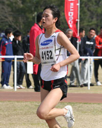 솔직히 2007년은 뭐가 뭔지도 모르고 정신없이 감독님, 코치님이 시키는대로 훈련을 하고 시합에 출전했어요. 우선 이번 동계훈련에서 기초부터 차근차근 제 부족한 점을 보완해 한 단계 업그레이드 된 선수가 되고 싶어요. 그리고 2008년 제가 가장 중점을 두고 있는 대회는 7월 폴란드에서 열리는 세계주니어선수권대회인데, 가능한 빨리 기준기록을 통과하고, 세계대회에서 좋은 성적을 거두겠습니다.
<br>
<br># 사진설명 : 2007년 일본 후쿠오카 국제크로스컨트리대회에 출전한 김성은선수 관련사진