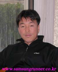 삼성전자 육상단은 앞으로 개최 예정인 대규모 국제 스포츠 이벤트(세계선수권, 올림픽등)에 포커스를 맞추고 선수, 코치, 팀 운영에 대한 재정비를 단행했다.
<br>
<br>이런 삼성전자 육상단의 야심찬 프로젝트를 중심에서 성공적으로 이끌기 위해 새롭게 영입된 남자 장거리팀의 "영건 김용복 코치" 그를 만나 앞으로의 포부와 팀운영에 대한 생각을 네티즌들과 같이 들어보고자 전지훈련지인 경남 고성으로 그를 찾아 떠났다. 관련사진