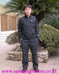 제가 동기들에 비해 일찍 결혼한 편입니다. 28살인 1999년에 결혼해서 올해 8살의 아들(성중)과 7살 된 딸(나연)을 두고 있습니다.
<br>경기체고 시절에는 처음 지도자 생활을 시작하면서 집안일에 거의 신경을 쓰지 못했지만, 지금은 그래도 없는 시간을 쪼개 가정적인 남편과 아빠로서의 역할에 충실하려고 노력하고 있습니다.
<br>
<br>가족들에겐 항상 부족한 가장이겠지만, 스포츠팀의 지도자로서 어느정도 감수해야할 부분이고 아내가 뒤에서 든든한 지원군 역할을 해주고 있기 때문에 제 일에 열중할 수 있다고 생각합니다. 이 점에 대해선 표현은 안 하지만 항상 고맙게 여기고 있습니다.
<br>
<br># 사진설명 : 전지훈련지 숙소 앞에서 포즈를 취한 김용복코치 관련사진