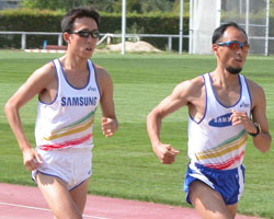 제가 2002년 삼성전자 육상단에 입단할 당시엔 마라톤 선수로서 부족한 점이 너무 많았습니다. 이후 4년간 오인환감독님의 지도하에 개인적으로 기량이 많이 발전했고, 마라토너로서 스스로에 대한 자신감도 어느정도 가질 수 있었습니다. 이에 비해 지난 2년간 상무에서의 선수생활은 저를 정신적으로 강하게 만들 수 있었던 계기가 되었습니다. 아직 부족한 점이 많다는 것도 깨달을 수 있었구요...<br>모든 스포츠가 마찬가지겠지만 특히 마라톤은 기량과 정신력을 모두 향상시켜야하는 종목이라고 생각합니다. 이 둘을 모두 갖춘 선수가 되어 좋은 성적으로 연결시키겠다는 각오를 다지며 복귀했습니다. 관련사진