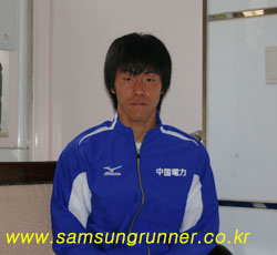 고교 2학년 여름에 한중일 교류 시합으로 전주에 왔던 적이 있었고, 작년 12월에도 제주도에서 한일 우수청소년 합동훈련을 하여 이번 방문이 세 번째입니다.
<br>
<br>한국에 대한 인상은 일본과 큰 차이는 없어 외국이라는 느낌이 크게 들지는 않았지만, 어디를 가 봐도 사람들이 활기가 넘치는 듯한 인상을 받았습니다. 관련사진