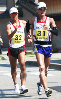 지난 4월 후배인 박칠성 선수가 50km 첫 도전에서 3시간56분대 기록으로 저의 기록을 넘어섰습니다. 박칠성 선수의 선전이 자극제가 없던 저에겐 큰 도움이 될 수도 있다고 봅니다. 오랫동안 정체되어 있었지만 이제 한 단계 업그레이드가 필요합니다. <br>하루하루의 훈련과 일상생활 무엇 하나도 소홀히 하지 않을 것입니다. 세계 각국의 선수들과 육상팬들에게 한국경보의 수준이 높아졌다는 것을 경기를 통해 보여 주겠습니다.<br><br>#. 사진설명 : 일본경보선수권50km대회에 참가한 김동영 선수와 박칠성 선수(오른쪽부터)의 모습. 관련사진