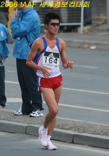 IAAF 세계경보컵 10km에서 우승한 러시아선수의 기록은 40분26초였습니다. <br>29위였던 저의 기록은 45분20초구요...  아직 세계최고수준과는 많은 차이가 있습니다.지구력, 스피드, 테크닉, 폼 모든게 부족하다고 생각합니다. <br>해외대회에 출전하며 절실하게 느낀 점이 또 하나 있다면, 운동능력뿐만 아니라 레이스 운영능력도 중요하다는 것입니다. 많은 선수들과의 경쟁 속에서 꾸준한 페이스를 유지하는 것이 생각만큼 쉽지는 않았습니다. 상반기에 좋은 경험을 많이 했다고 생각합니다. 관련사진