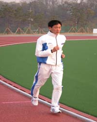 어려서부터 대학교수가 되는 것이 꿈이었습니다.<br>선수생활이 끝나는 그 시점에는 학원으로 돌아가 교수가 되어 있을 것으로 상상을 하며 2학기부터 건국대(사범대) 대학원과정을 시작할 예정입니다. <br>그렇다고 지금의 운동을 소홀히 하지는 않을 것이며 마라톤이 정직한 운동임을 누구보다도 잘 알고 있으며 최선을 다할 것입니다.  관련사진