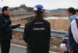 #. 사진설명 : 동계전지훈련지인 해남에서 선수들을 지도하는 임상규 감독.<br><br><br>선수들에게 매를 들기보다는 칭찬을 많이 하려고 노력하고 있습니다. 선수들이 훈련을 고통으로 받아들이지 않고 달리는 즐거움으로 자신의 한계를 극복하도록 유도하겠습니다. <br><br>선수들이 자신감을 가지고 스스로의 의지로 나아갈 수 있도록 격려해 주고, 많은 대화를 통해 선수들과 함께 고민하는 지도자가 되겠습니다. 물론 선수들과 진실된 대화를 위해선 넘기 힘든 세대차이를 극복해야겠지만 내가 먼저 선수들에게 손을 내밀고 그들과 같은 생각을 하기위해 노력하겠습니다. <br><br>경기적인 측면에서 본다면, 세계마라톤의 스피드화에 적극적으로 대응해 나가겠습니다. 지난 베이징올림픽을 보면 남자마라톤의 경우 초반부터 눈치싸움 없이 속도경쟁을 벌였습니다. 여자마라톤의 경우 중반까지는 순위싸움이 치열해 다른 양상의 경기가 펼쳐졌지만 남자마라톤의 스피드 전쟁이 언젠가는 여자 쪽에도 번져 올 것이 분명합니다. <br><br>다양한 거리와 코스에서 훈련프로그램을 개발하고, 선수들간 선의의 경쟁이 경기력 발전에 연결될 수 있도록 하겠습니다. 관련사진